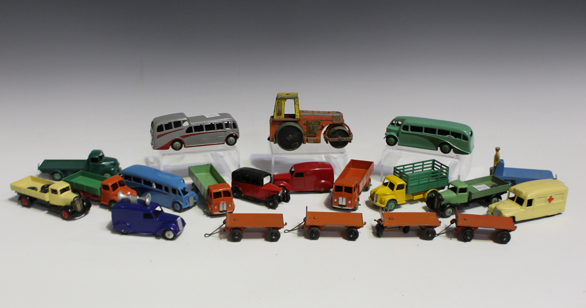 A collection of Dinky Toys commercial and public transport vehicles, including two No. 25T flat - Image 5 of 8