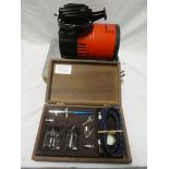 A virtually new Badger 150-5 modellers air brush set in fitted box together with Model U55