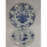 A late 18th/early 19th Century Chinese circular plate with blue and white floral decoration,