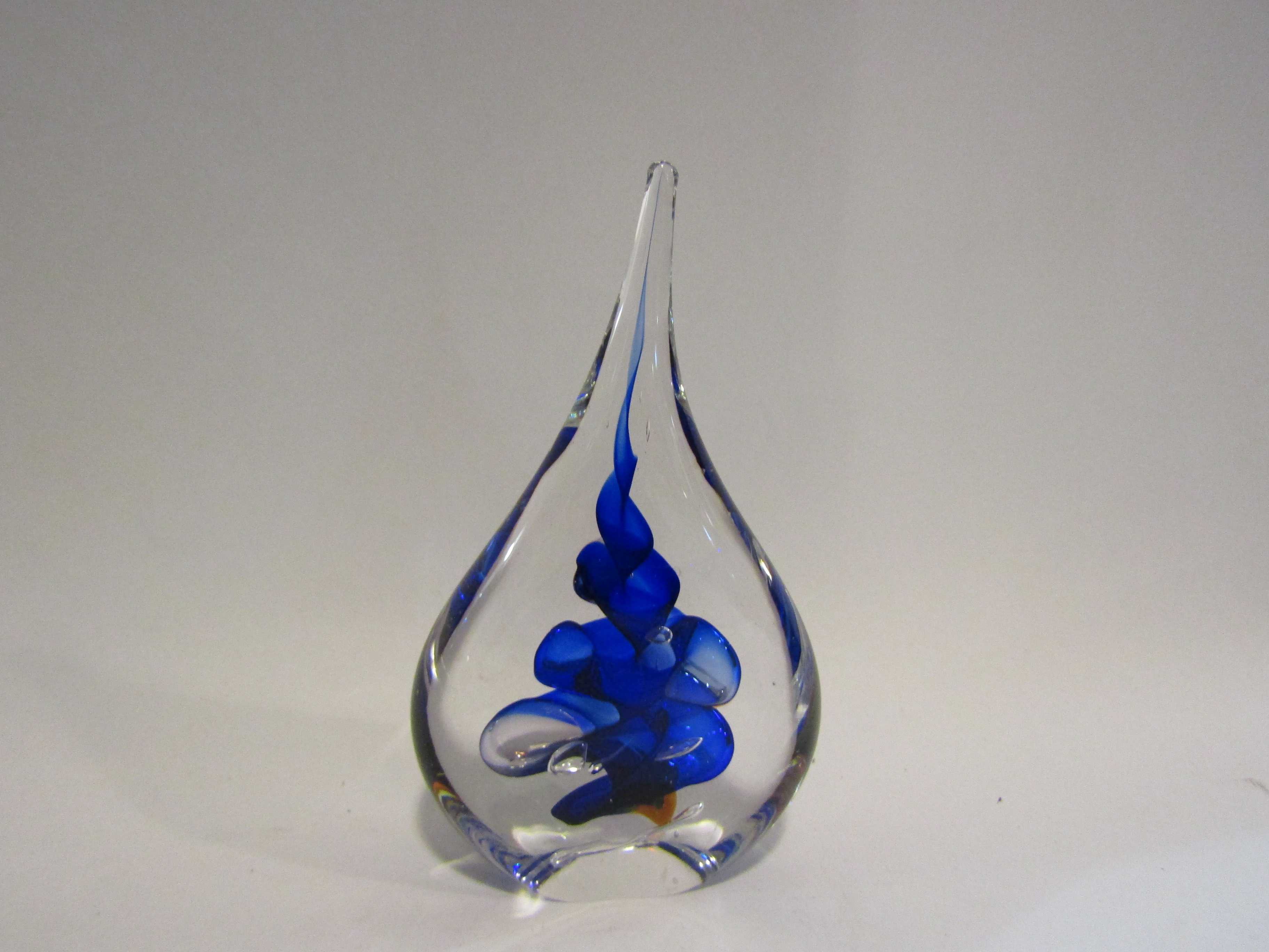 A blue and clear glass tear drop design piece of art sculpture, 15cm tall,