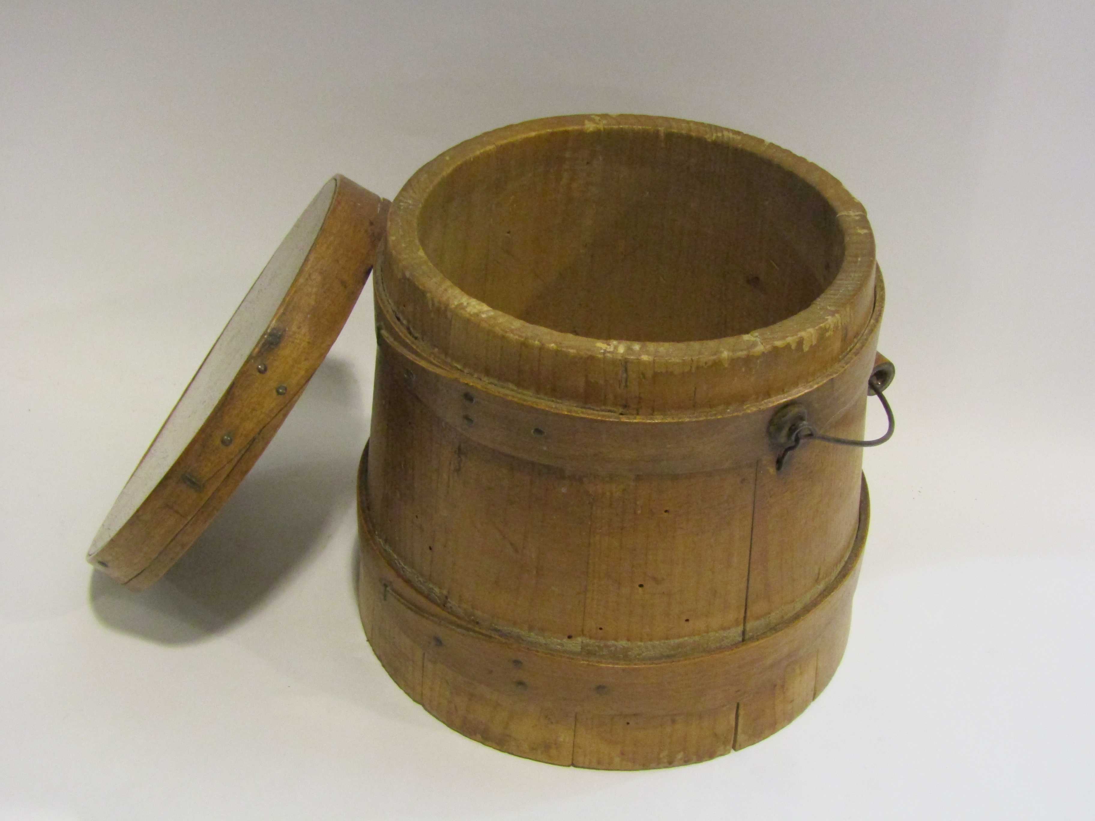 A dry store shaker barrel with lid and handle