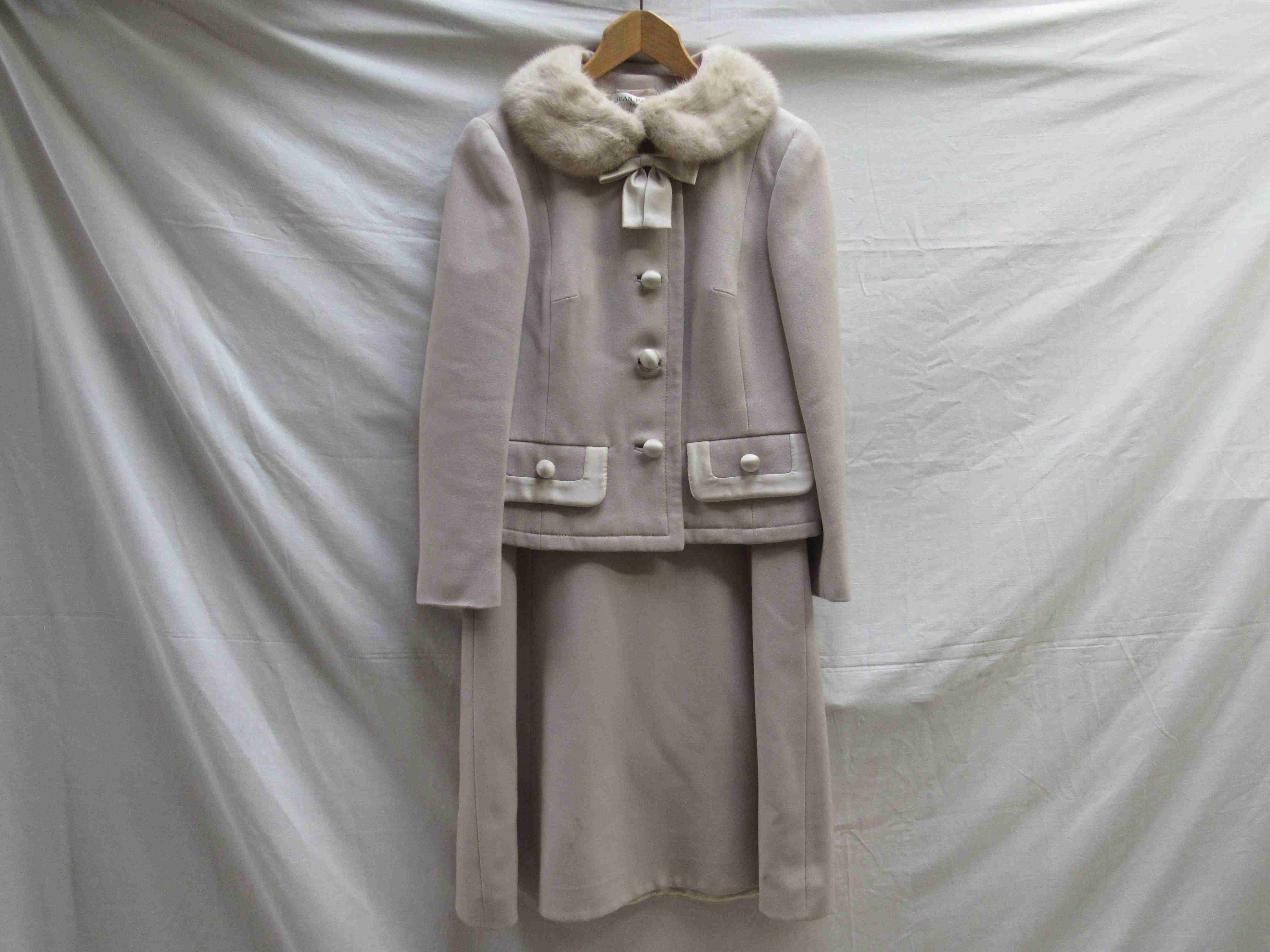 Jean Patou Paris classic light beige wool two piece dress and jacket suit, - Image 6 of 10