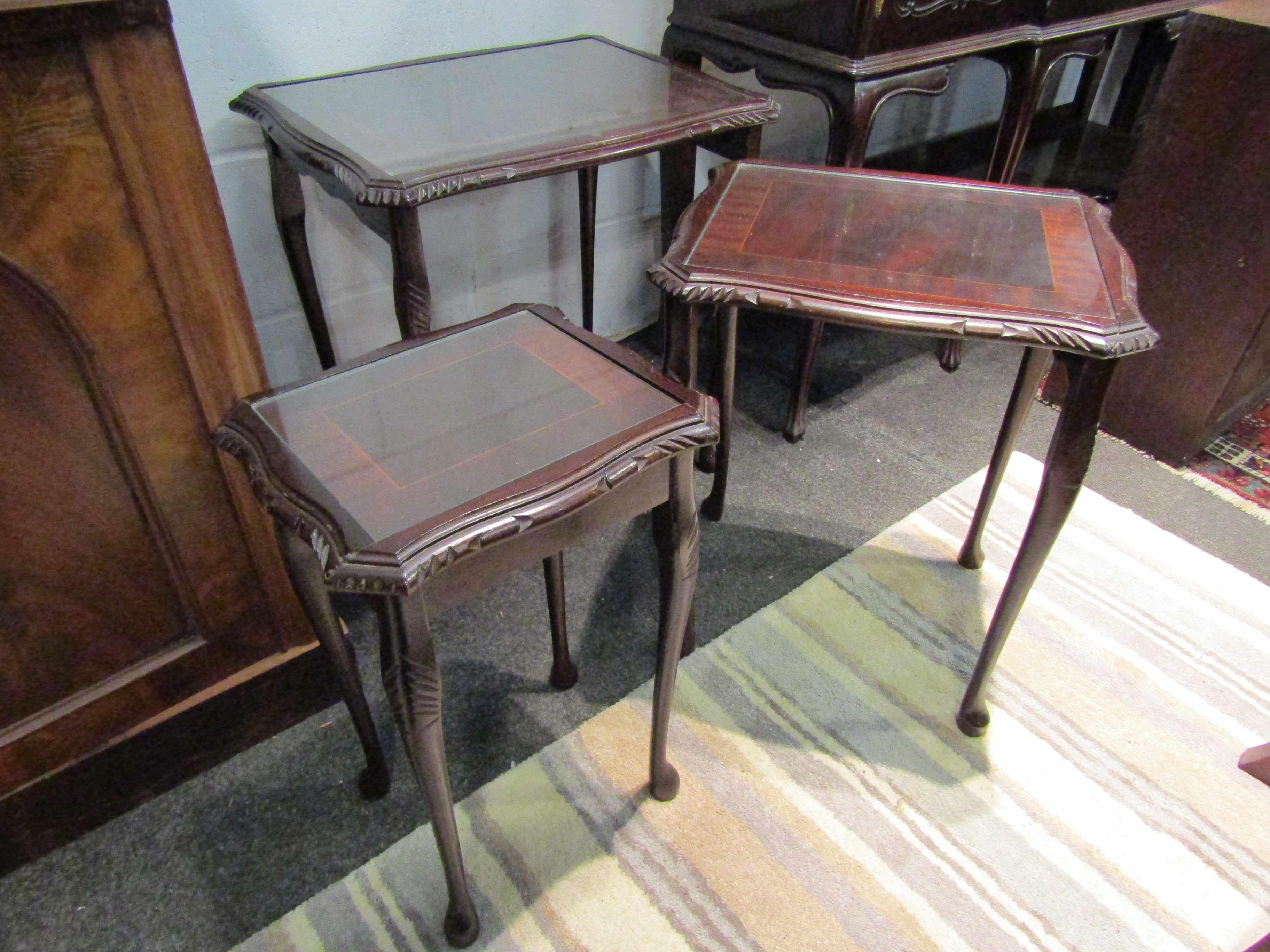 A nest of three reproduction mahogany coffee tables with glass tops - Image 2 of 2