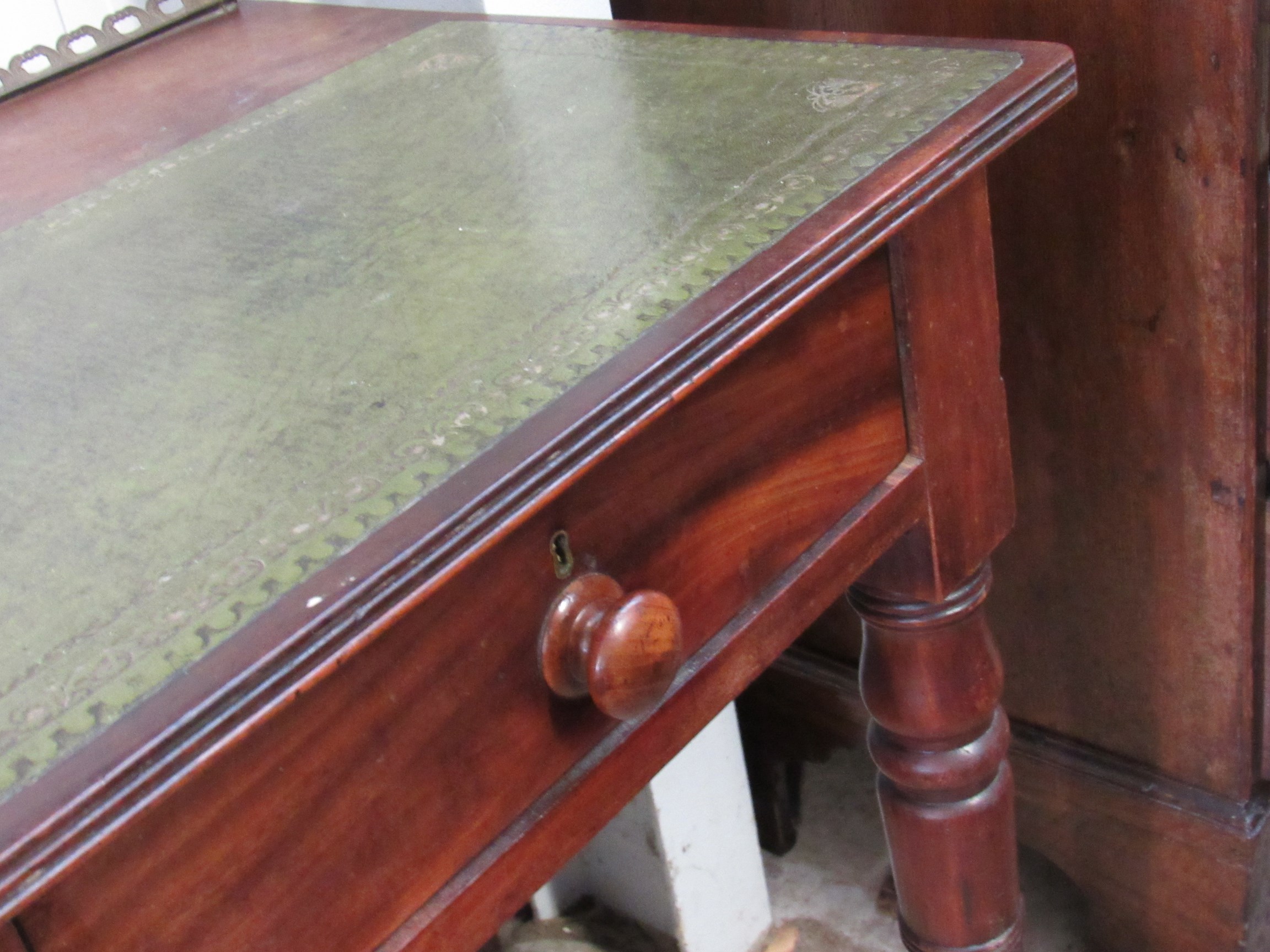 A small Georgian mahogany desk with green leather top and gilt brass gallery over a single drawer - Image 3 of 3