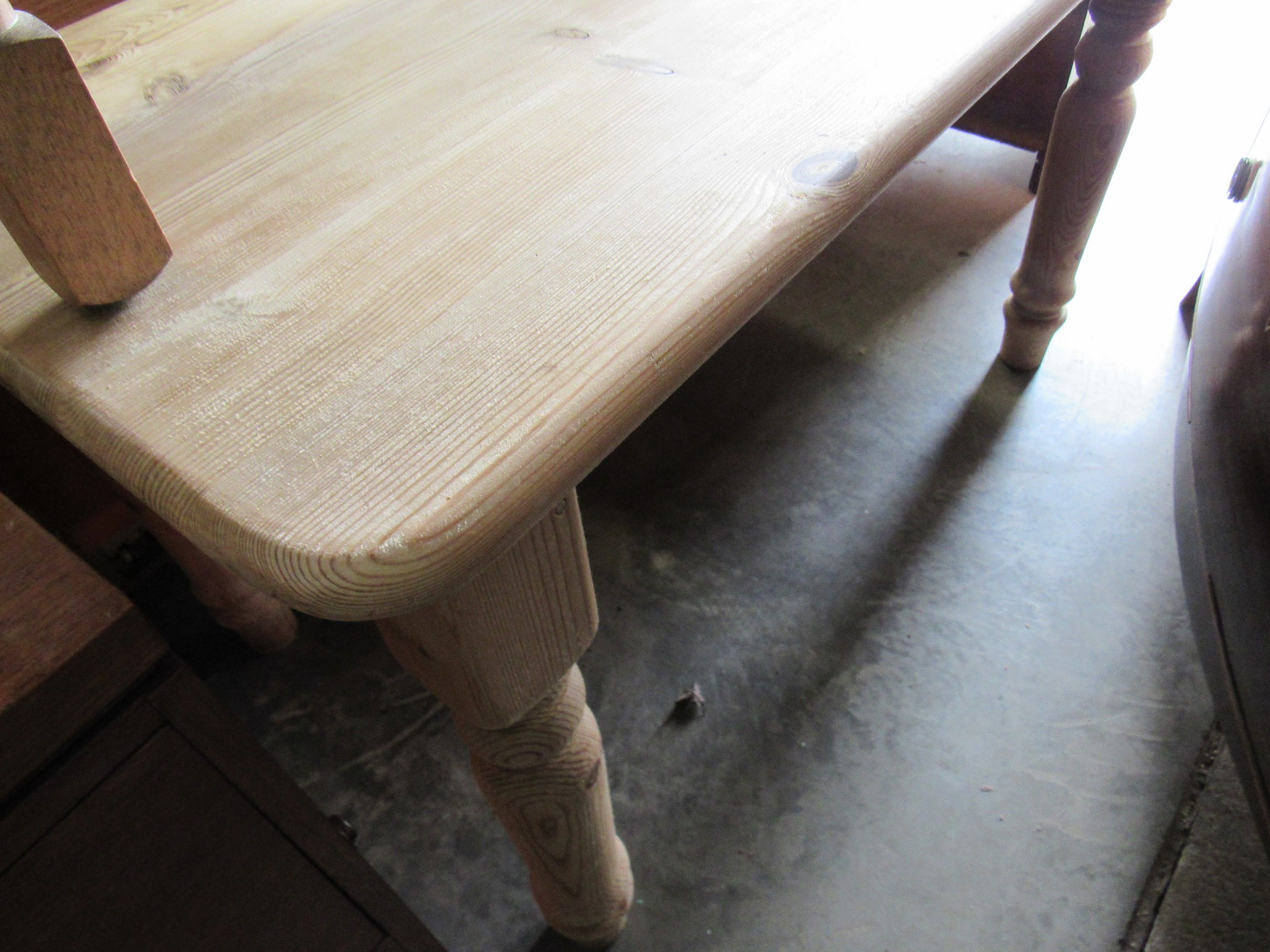 A modern stripped pine country farmhouse table 122w x 76d x 76h cm - Image 2 of 2