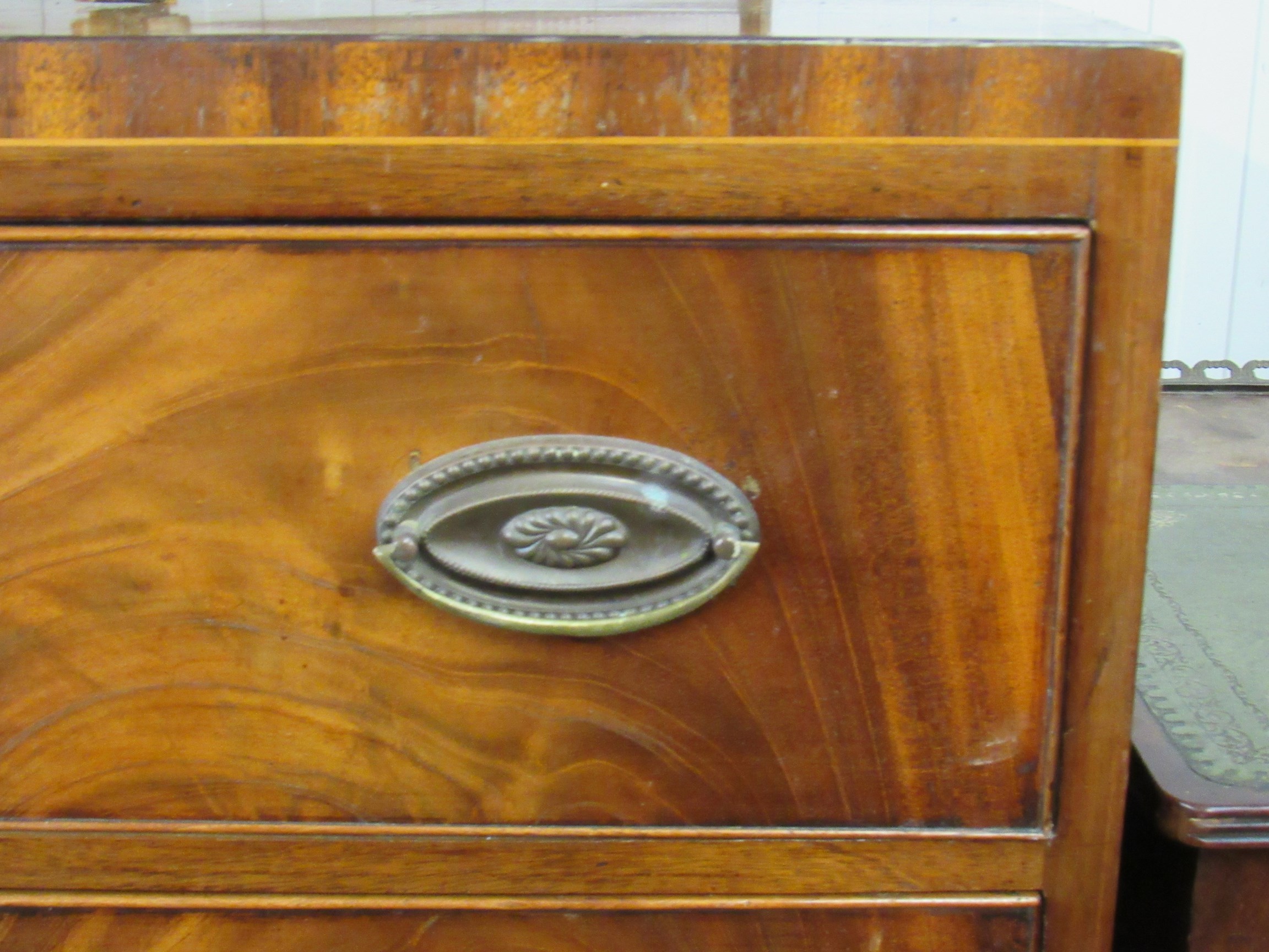 A Georgian flamed mahogany split chest of three drawers 99w x 47d x 95h cm - Image 2 of 2