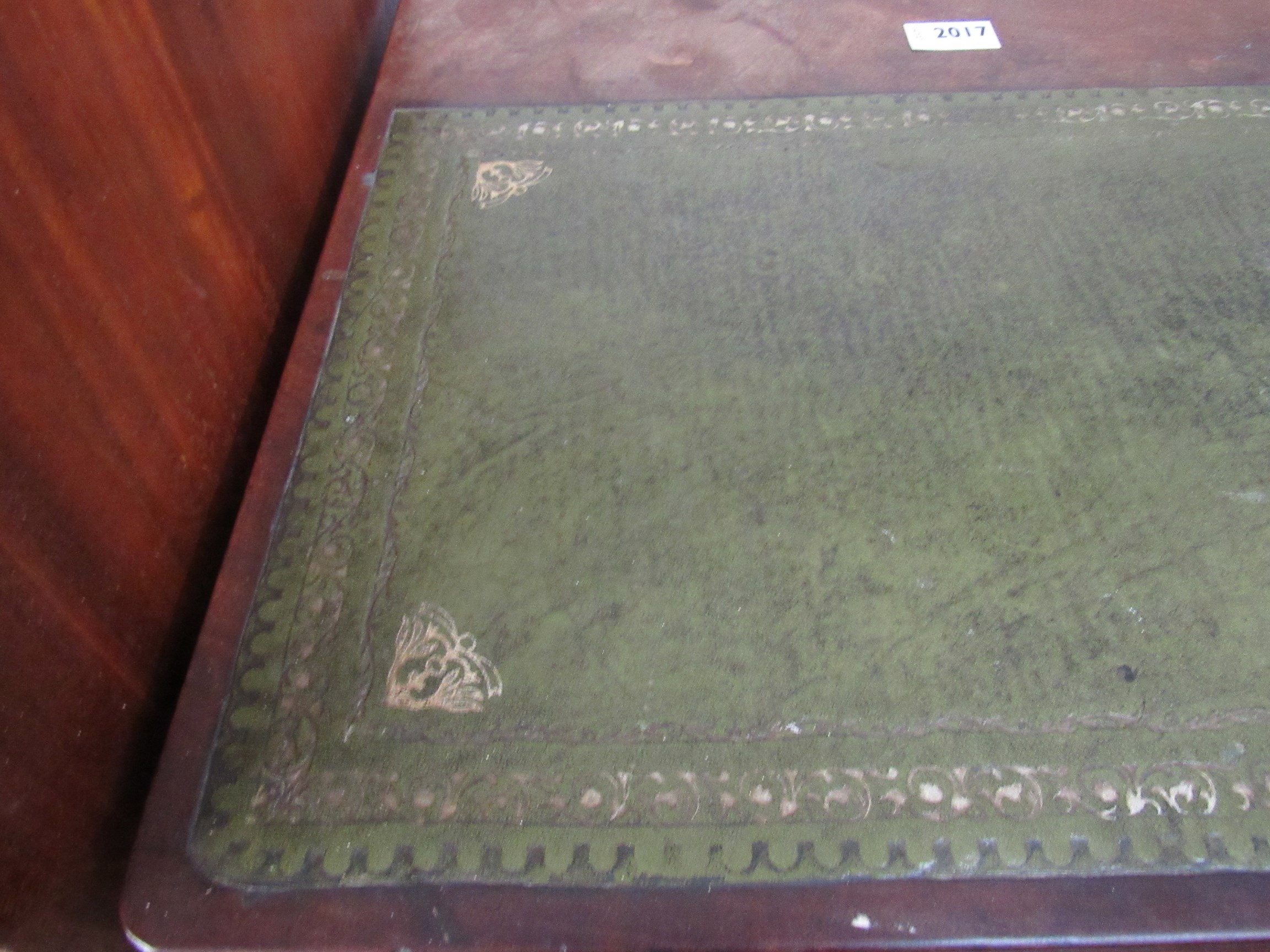 A small Georgian mahogany desk with green leather top and gilt brass gallery over a single drawer - Image 2 of 3