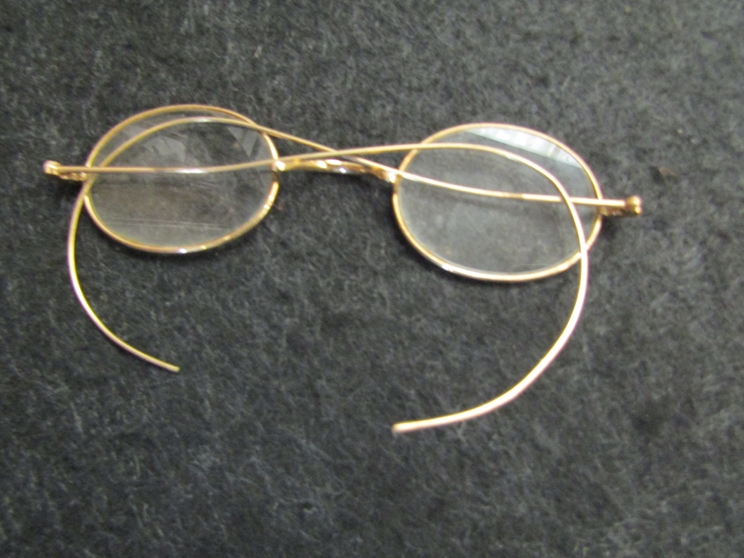 A pair of vintage yellow metal framed spectacles - Image 3 of 3