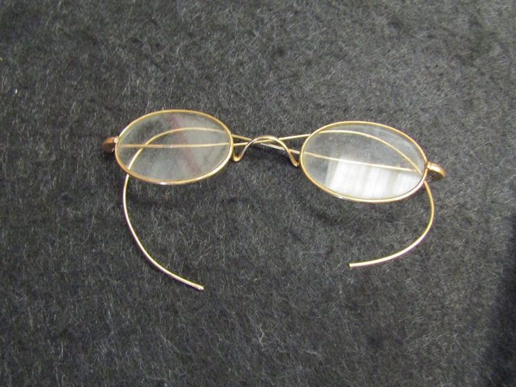 A pair of vintage yellow metal framed spectacles - Image 2 of 3