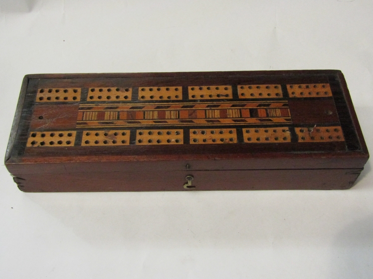 An Edwardian Tunbridge Ware cribbage box with counter contents, 4.5cm x 25cm x 8.