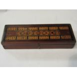 An Edwardian Tunbridge Ware cribbage box with counter contents, 4.5cm x 25cm x 8.