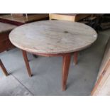 An early 20th Century elm dining table with circular top 101cm diameter