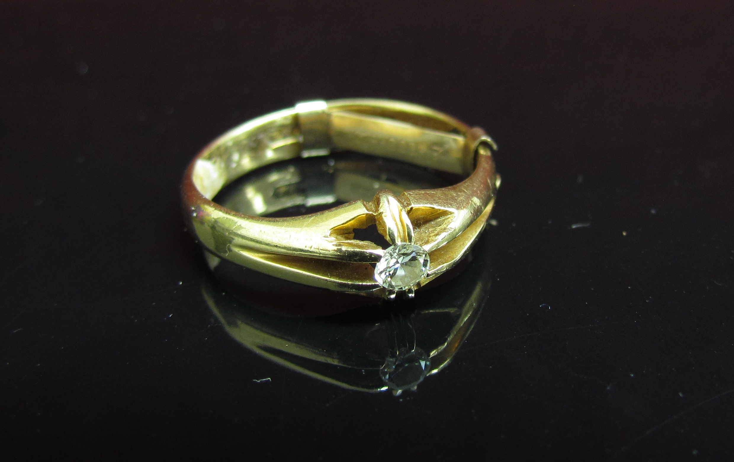 An 18ct gold gent's ring set with single diamond in open mount. Size R, 5.