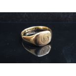 An 18ct gold signet ring. Size O, 4.