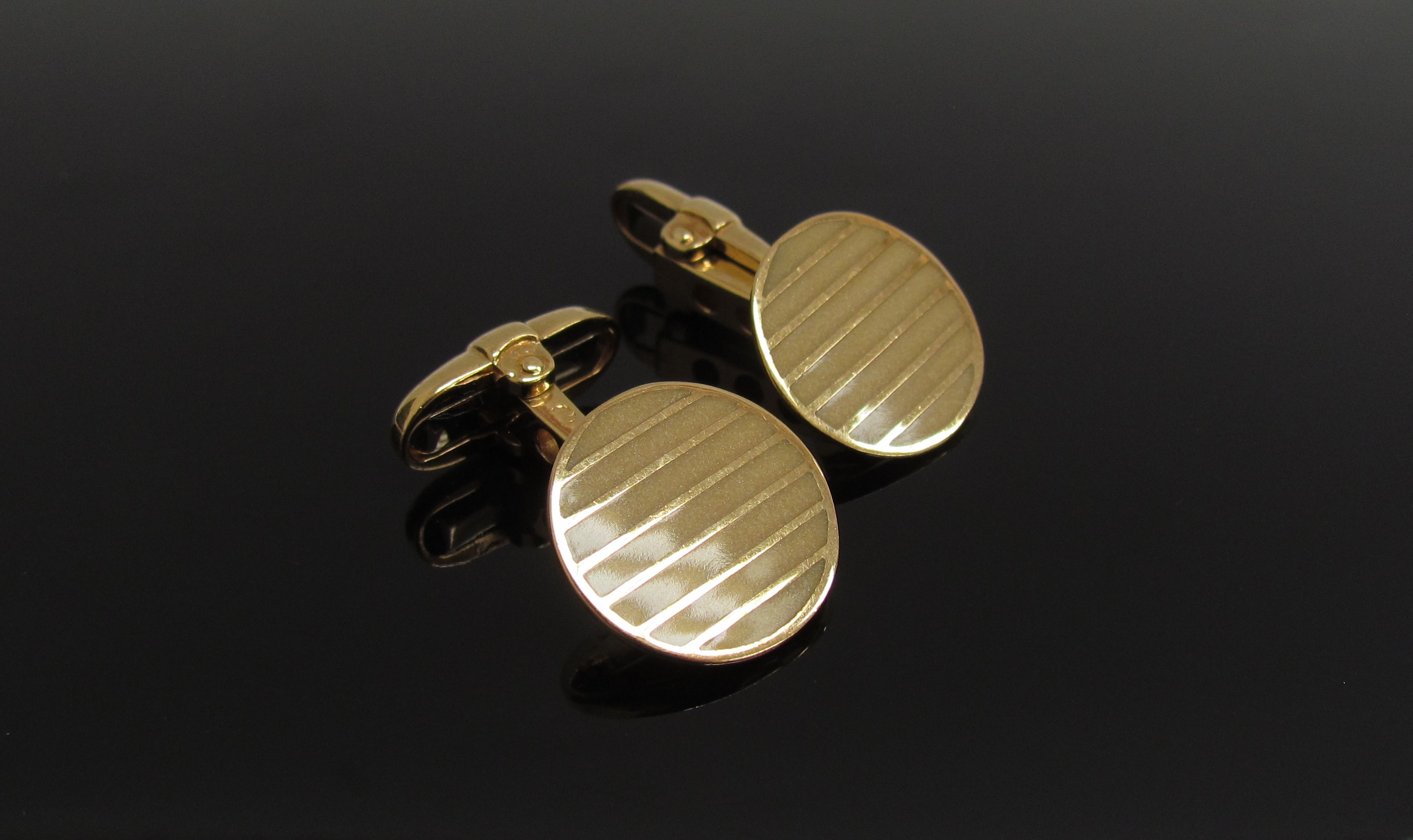 A pair of 18ct gold gentlemans cufflinks, lined design, 13.