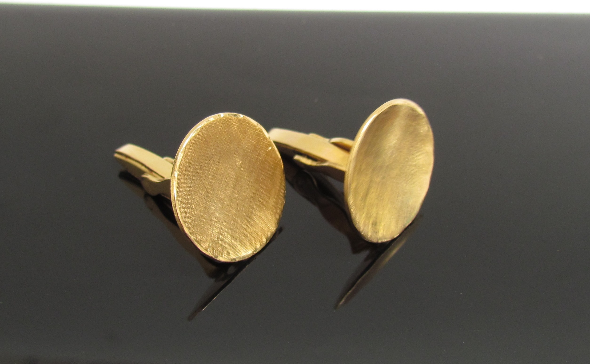 A pair of contempary 18ct gold gentlemans cufflinks, 12.