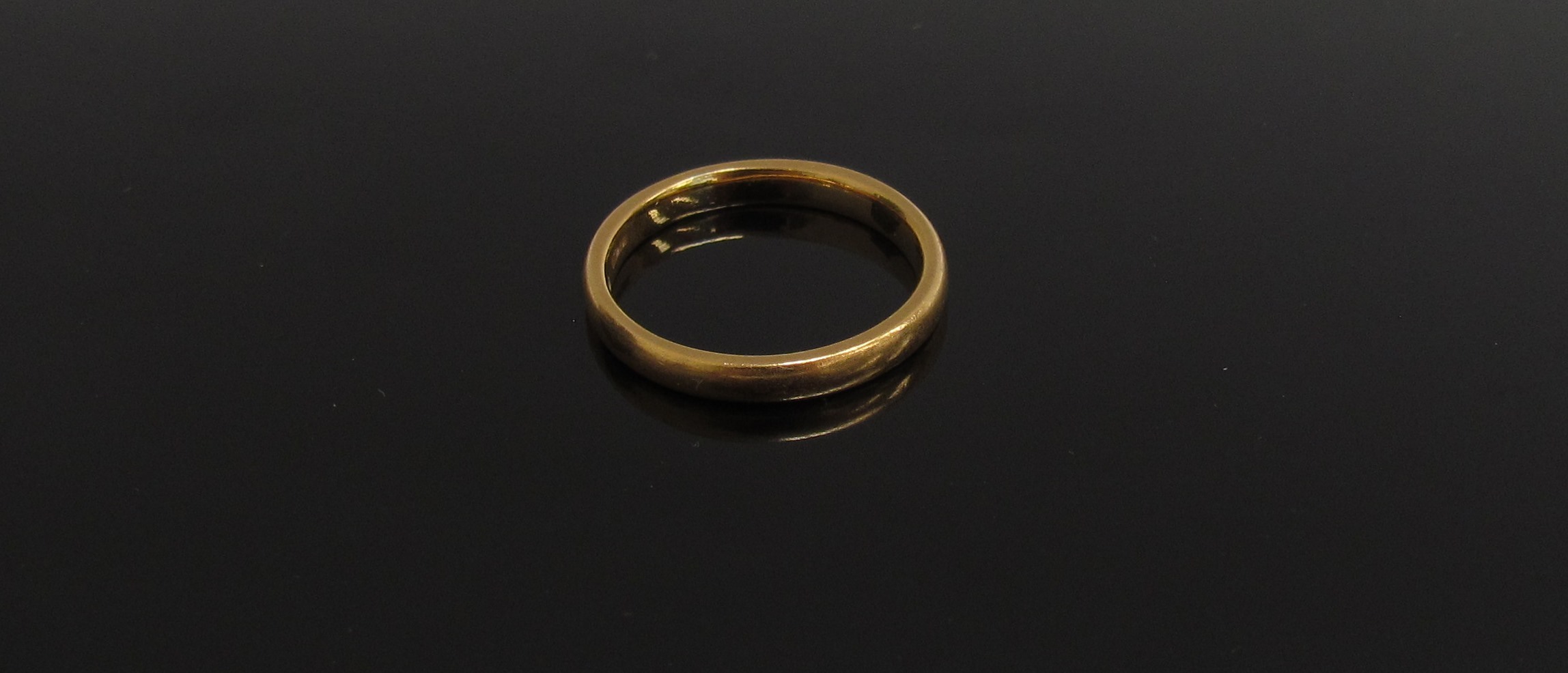 A 22ct gold wedding band. Size O, 4.