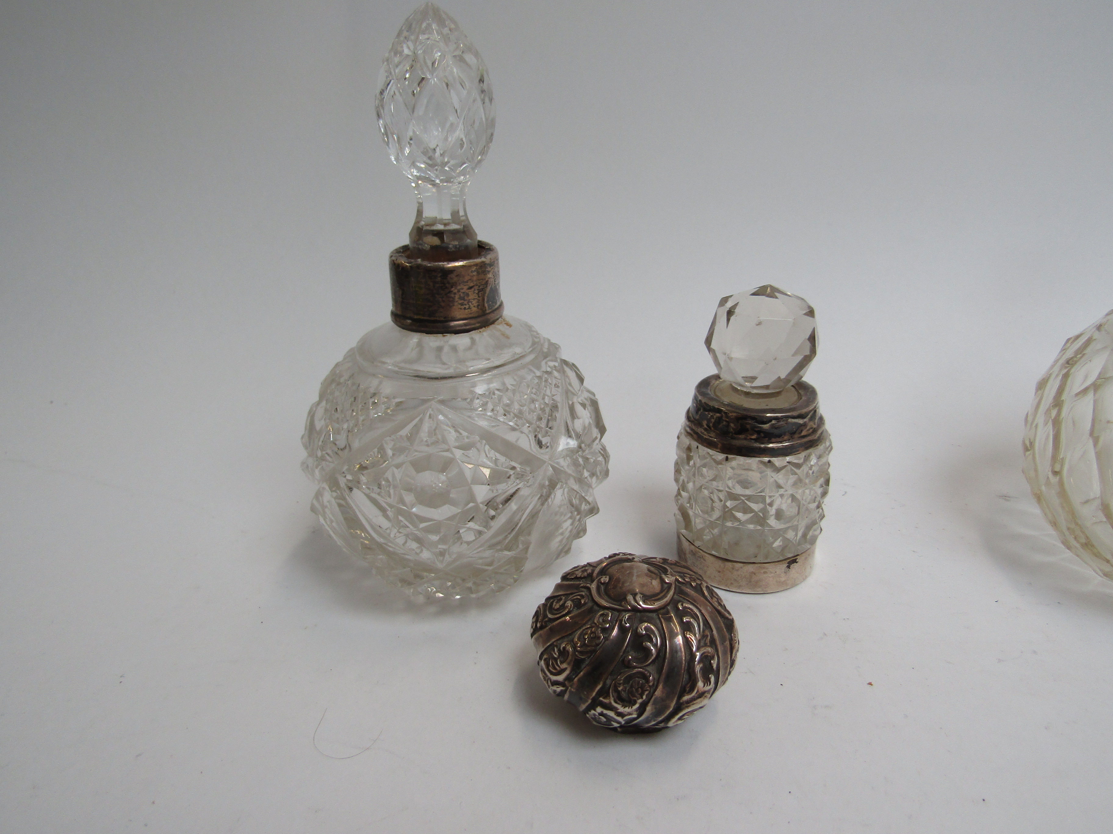 Crystal glass scent bottle some with silver embellishment (4) - Image 3 of 3