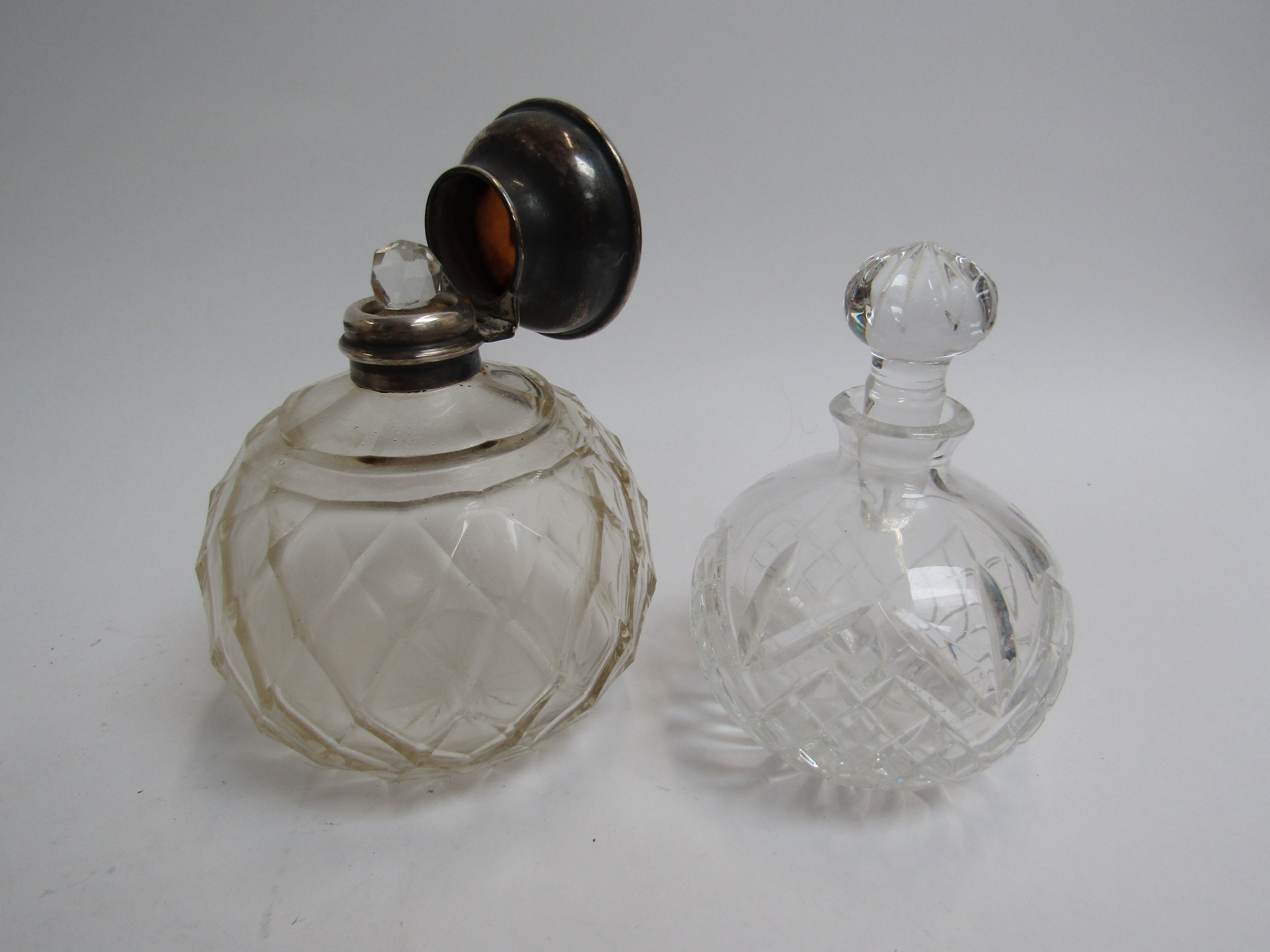 Crystal glass scent bottle some with silver embellishment (4) - Image 2 of 3