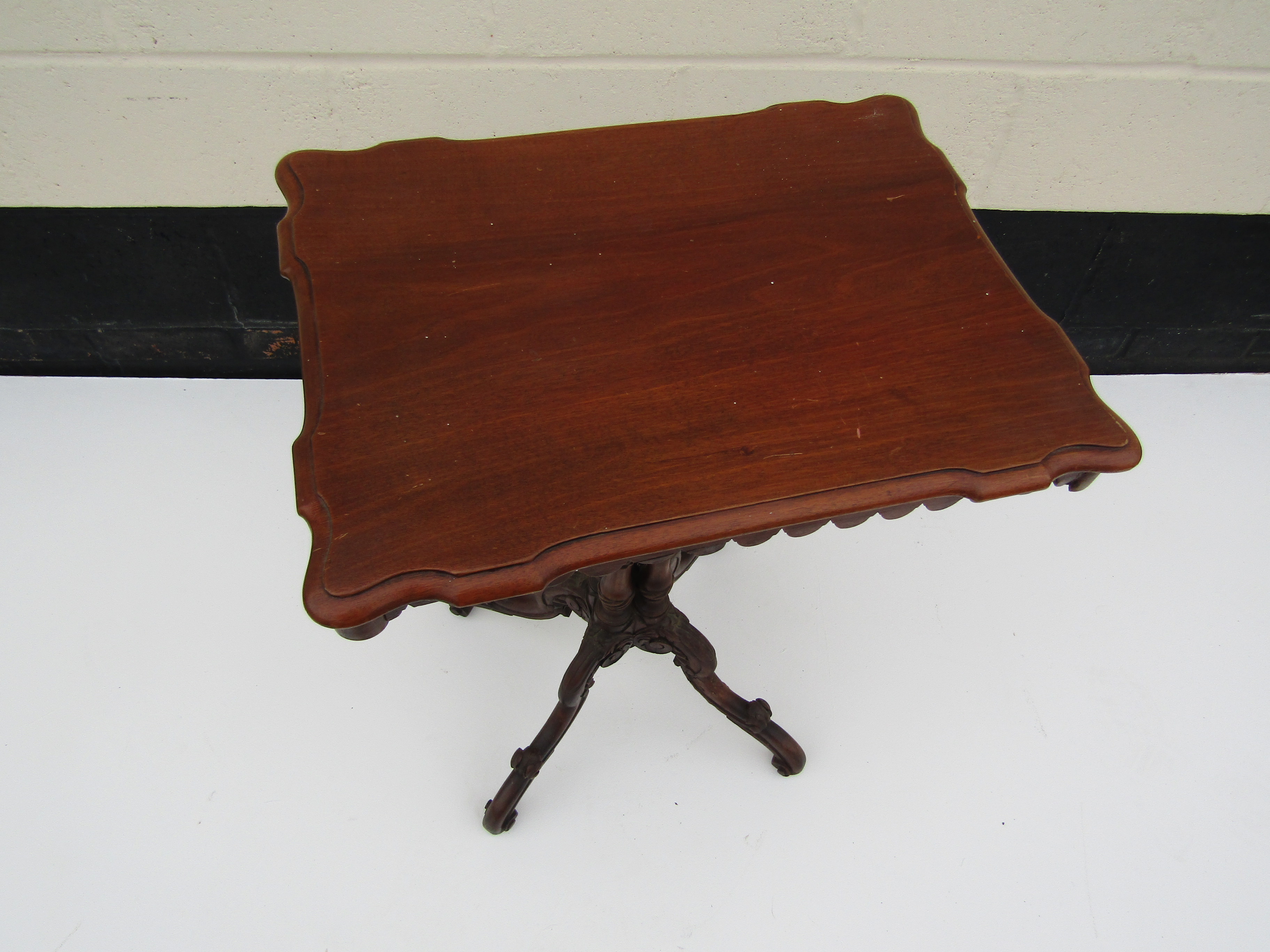 An Edwardian mahogany rectangular topped occasional table with four wrythen column support to - Image 2 of 2