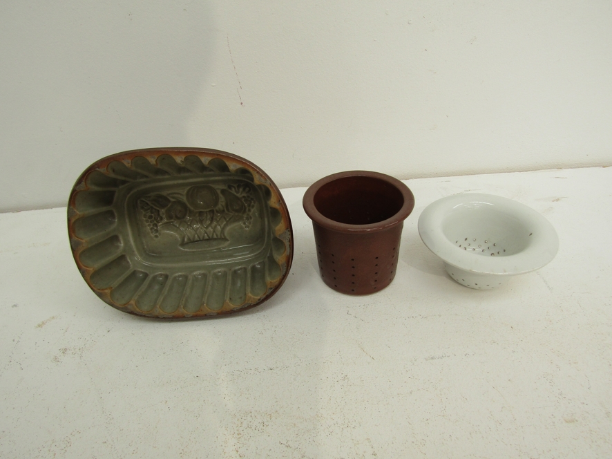 Kitchenalia: A collection including a Georgian copper saucepan colander, an oval copper press, - Image 4 of 5