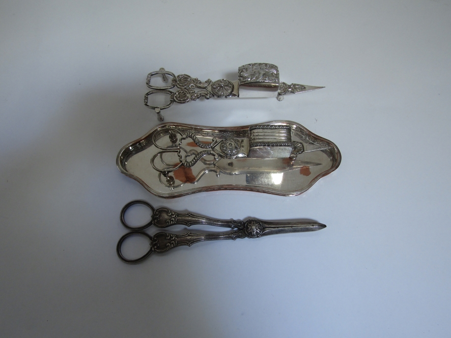 A pair of Old Sheffield plated snuffers by Wilmore & Wilks c.