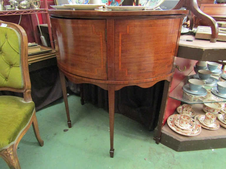 An Edwardian cross banded mahogany bow front sideboard the single door with working key over spade - Bild 2 aus 2