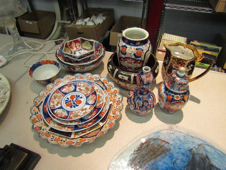 A quantity of modern Imari style china to include charger, bowls, vase etc.