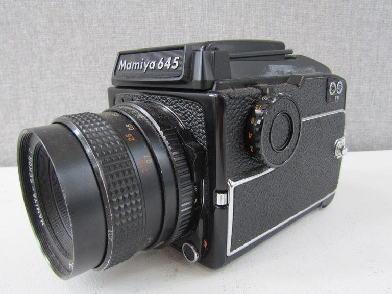 A Mamiya 645 1000S medium format camera - Image 2 of 2