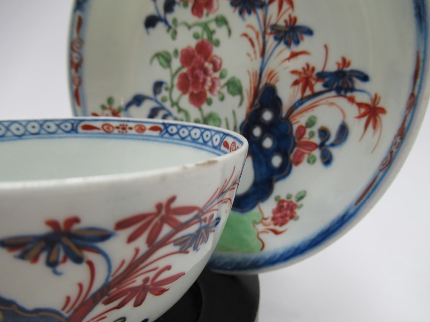 A Lowestoft porcelain "Green Redgrave" pattern tea bowl and saucer (foot chipped) - Image 2 of 4