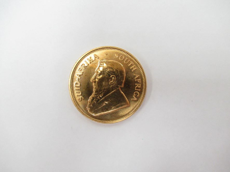 A 1981 South African Krugerrand with Chartered Bank plastic case - Image 2 of 3