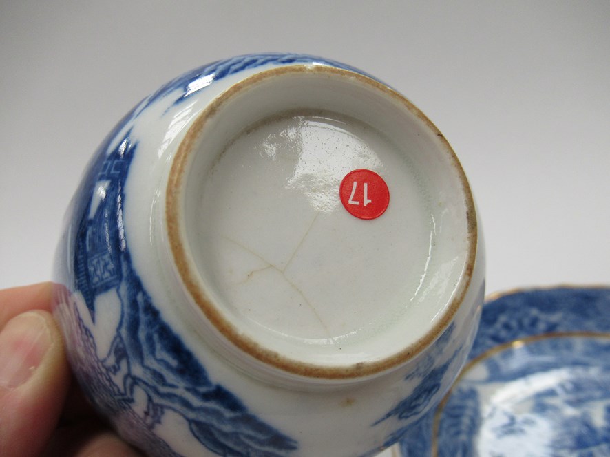 A pair of Caughley blue and white tea bowls, Willow pattern, small chips and cracks to bowl. - Image 4 of 5