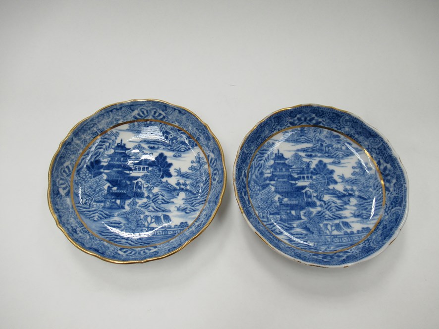 A pair of Caughley blue and white tea bowls, Willow pattern, small chips and cracks to bowl. - Image 2 of 5