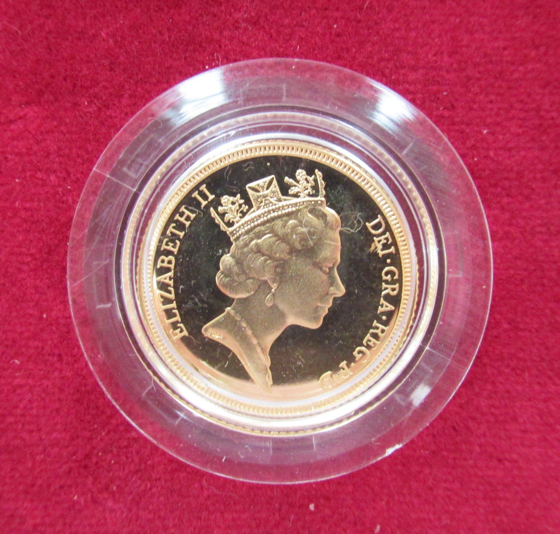 An EIIR Royal Mint 1985 gold proof sovereign with case