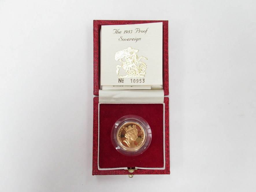 An EIIR Royal Mint 1985 gold proof sovereign with case - Image 2 of 2