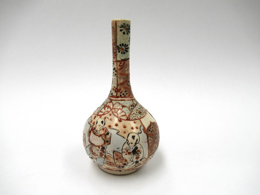 A small Japanese Satsuma earthenware bottle vase. - Image 5 of 5