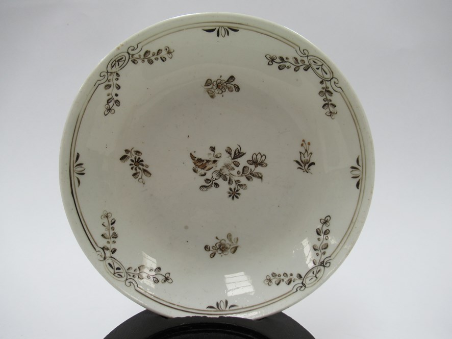 A Lowestoft porcelain monotone tea bowl, - Image 2 of 4