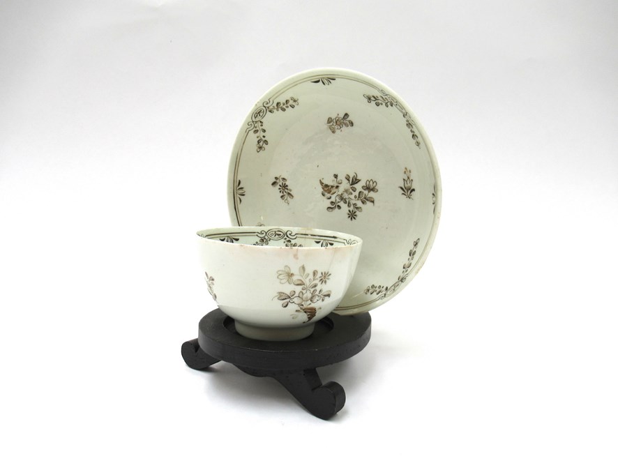 A Lowestoft porcelain monotone tea bowl,