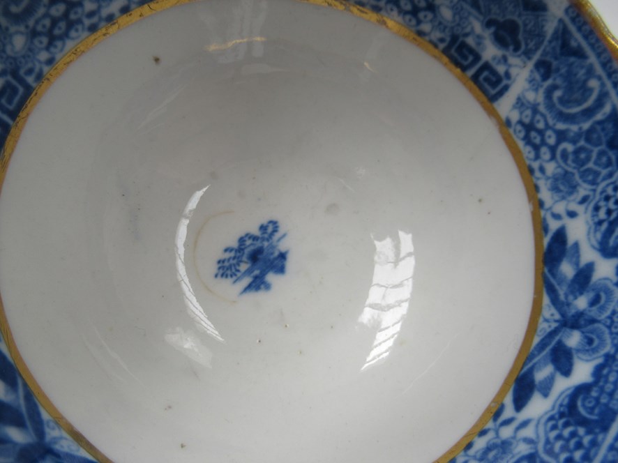 A pair of Caughley blue and white tea bowls, Willow pattern, small chips and cracks to bowl. - Image 3 of 5