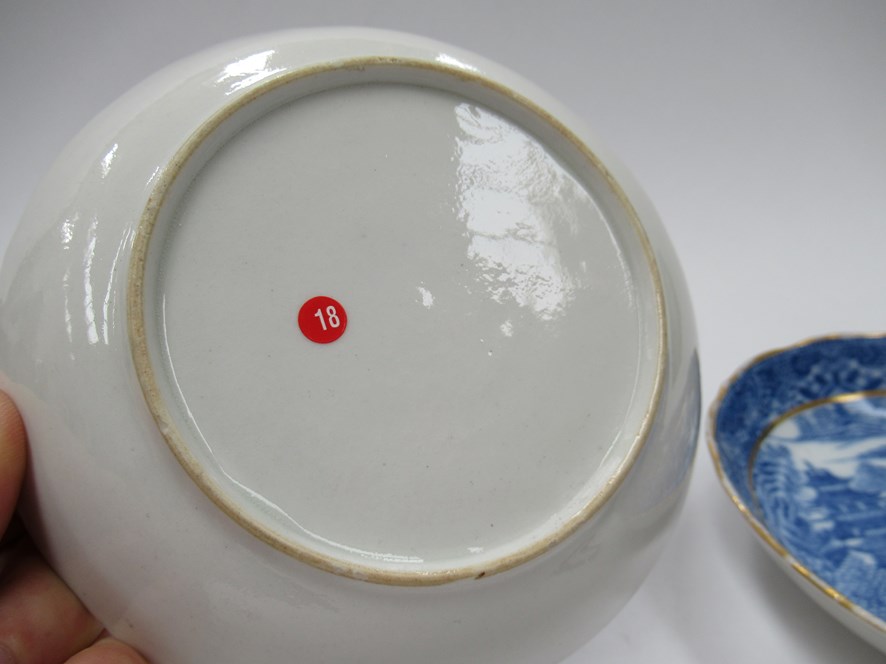 A pair of Caughley blue and white tea bowls, Willow pattern, small chips and cracks to bowl. - Image 5 of 5