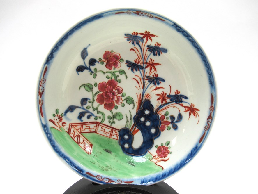 A Lowestoft porcelain "Green Redgrave" pattern tea bowl and saucer (foot chipped) - Image 3 of 4