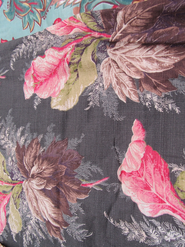 A considerable quantity of wonderful early to mid 20th Century large scale floral design, - Image 3 of 11