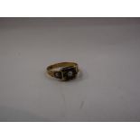 A Victorian seed pearl set mourning ring, stamped 18ct. Size Q, 3.