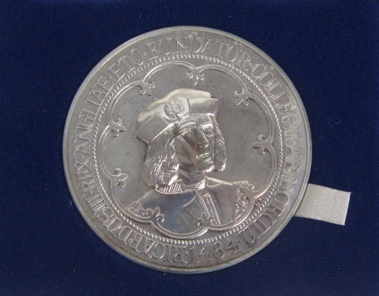 A Royal Mint College of Arms Quincentenary silver medal with Richard III obverse, - Image 2 of 3