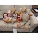 Four vintage jointed teddy bears and a Michael Lee doll (5)
