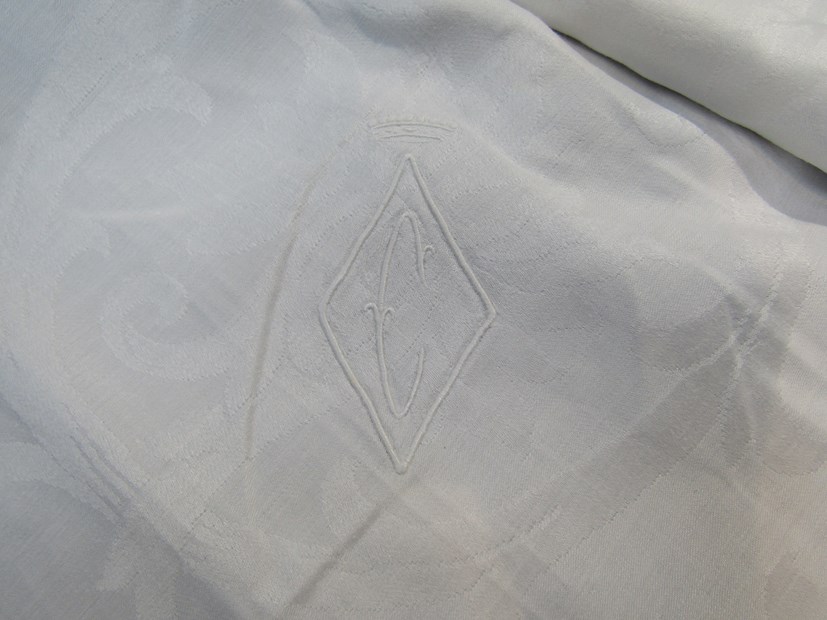 An Irish linen damask tablecloth. Early 20th Century by "Walpole Bros. Belfast" (Woven signature). - Image 3 of 3