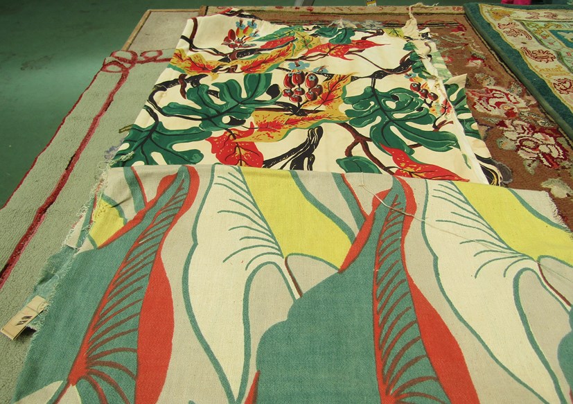A selection of early 20th Century through to the 1970's large scale print fabrics - Image 3 of 3