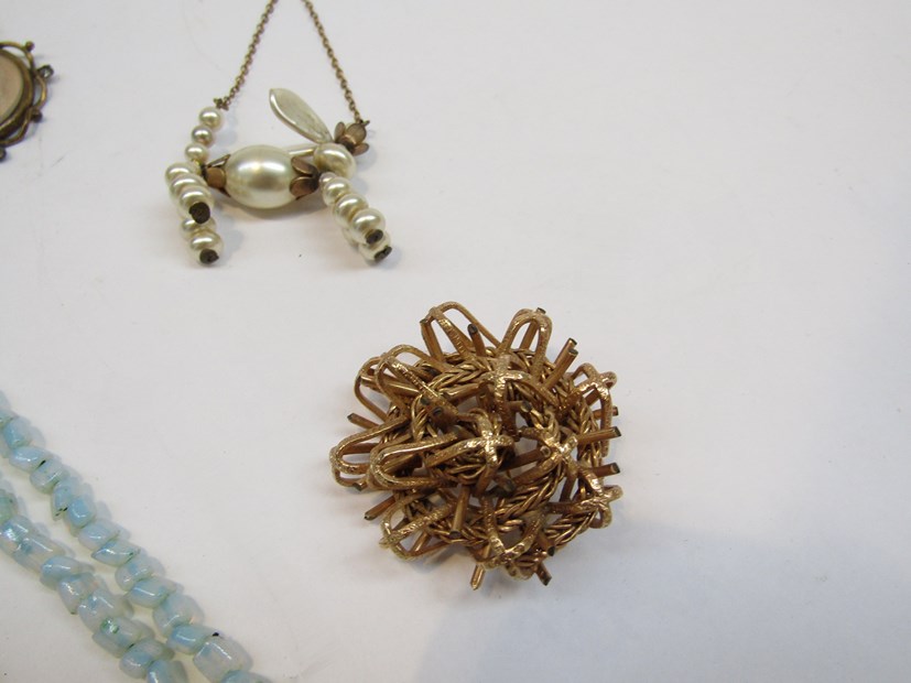 Five items of Middle 20th Century costume jewellery including a pearl articulated brooch in the - Image 3 of 3