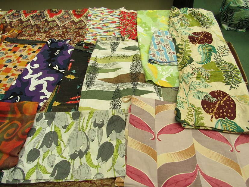 A selection of early 20th Century through to the 1970's large scale print fabrics - Image 2 of 3