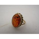 A 9ct gold amber ring. Size N, 4.